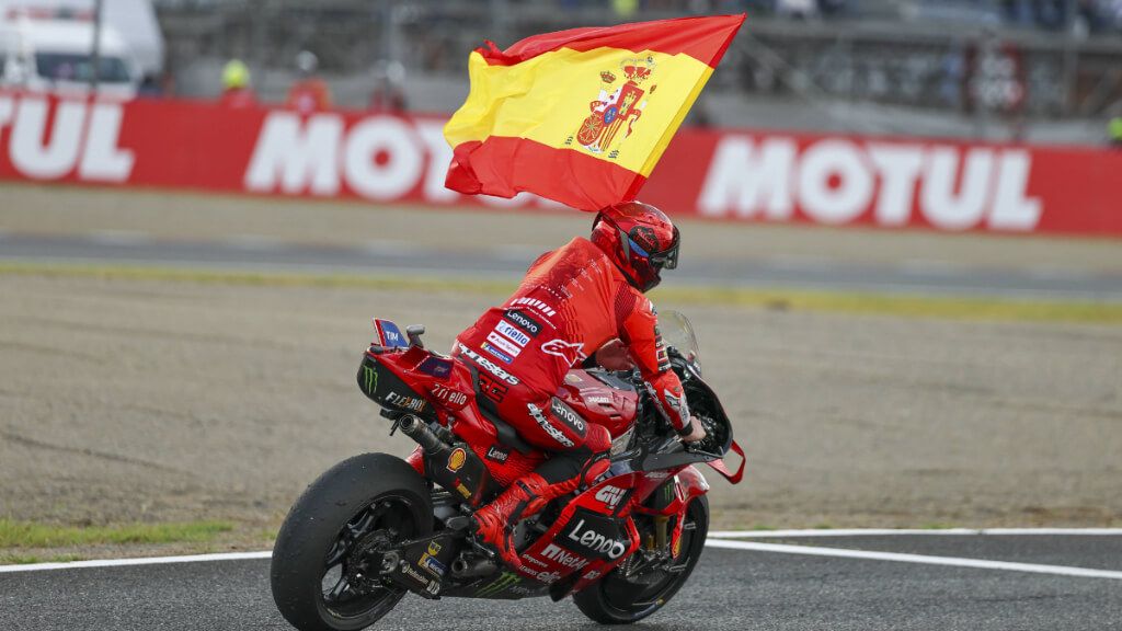 Marc Márquez con la bandera de España (Cordon Press)