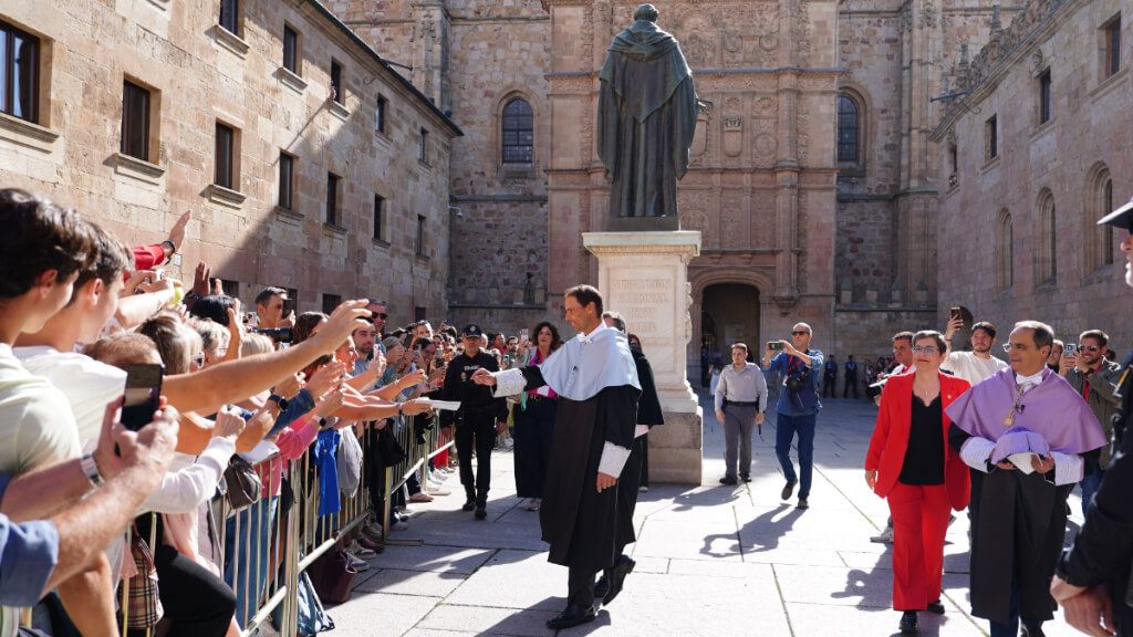 Rafael Nadal saludando al público que ha asistido al evento de la Universidad de Salamanca (Europa