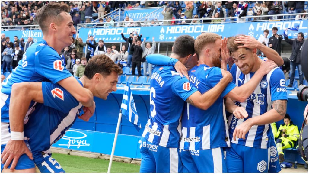 El Alavés celebra el gol de Toni Martínez. (EFE)