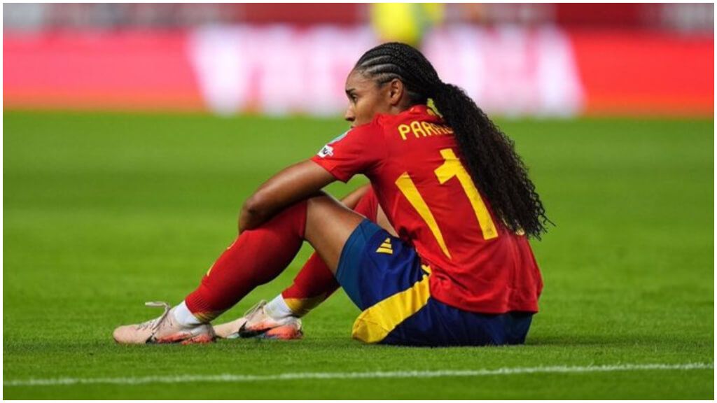 Salma Paralluelo cae lesionada ante Suecia. (@teledeporte)