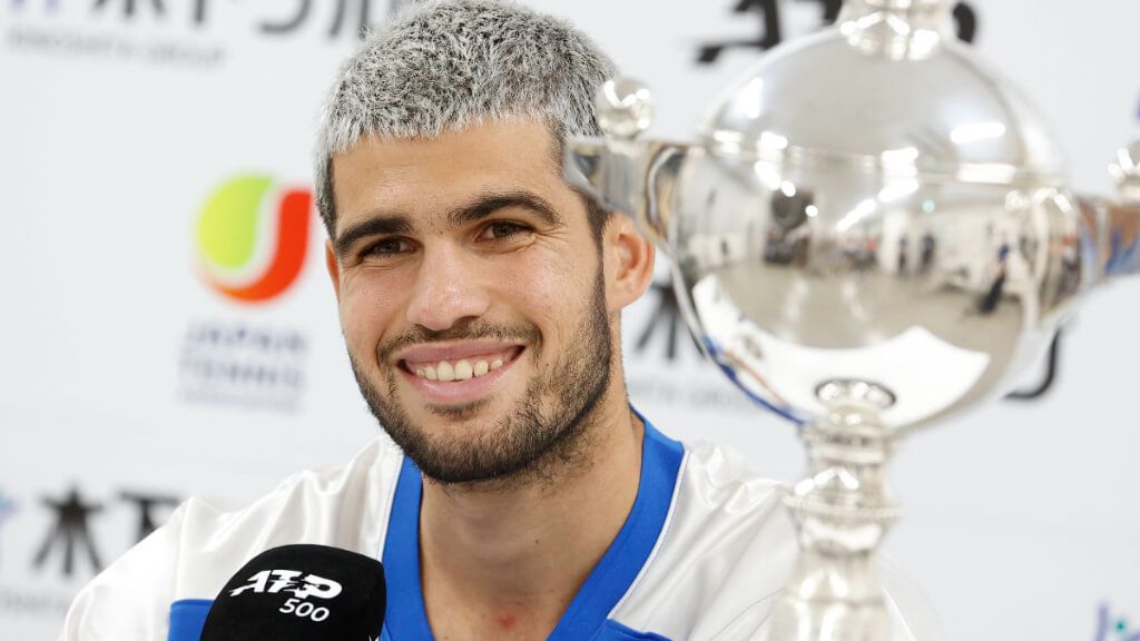 Carlos Alcaraz en rueda de prensa con el título de Tokio (Cordon Press)