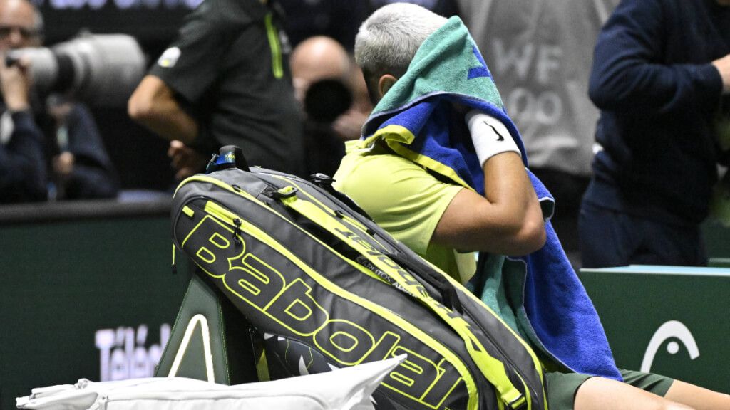  Carlos Alcaraz descansando en el banco en el Master 1000 de París (Cordon Press)
