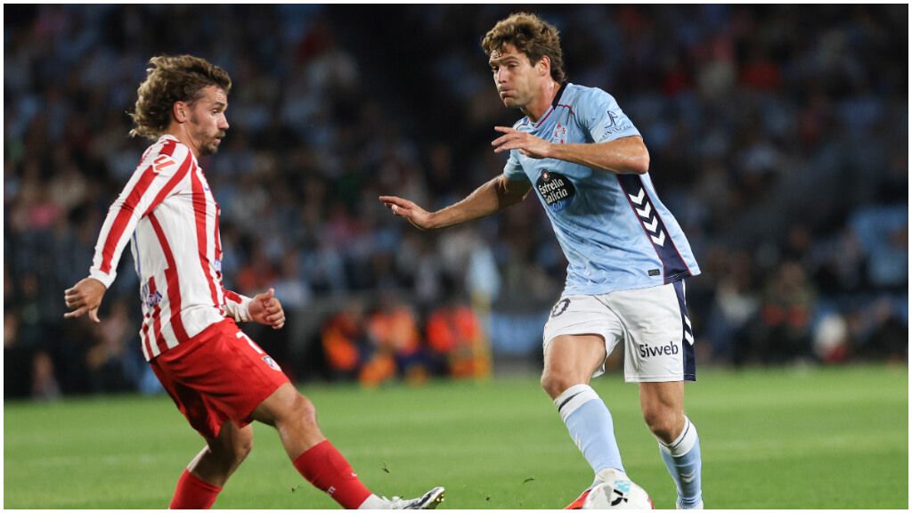 Antoine Griezmann y Marcos Alonso, en el Celta de Vigo - Atlético de Madrid. (EFE)
