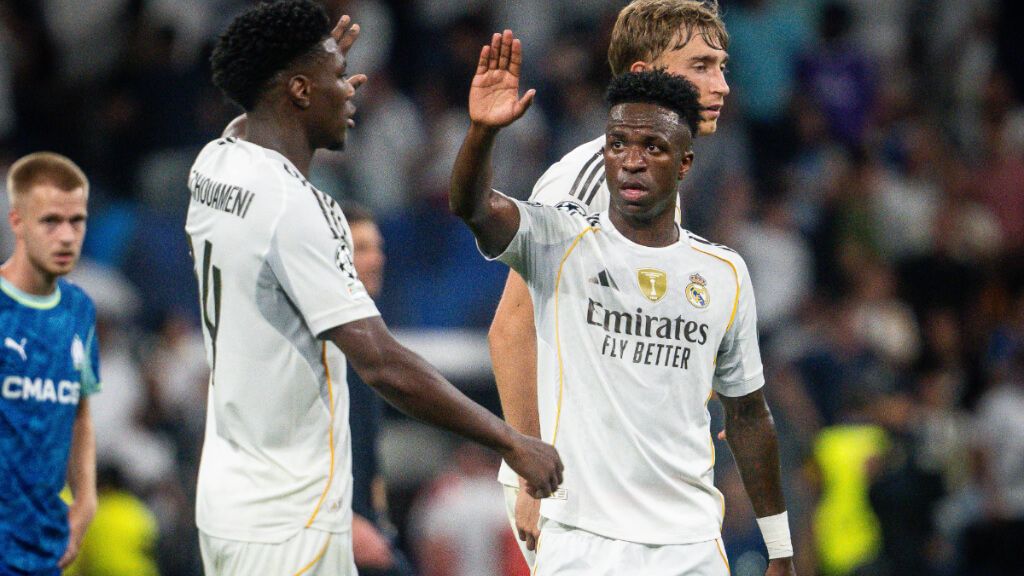  Vinicius celebrando una victoria del Real Madrid con Tchouaméni (Cordon Press)