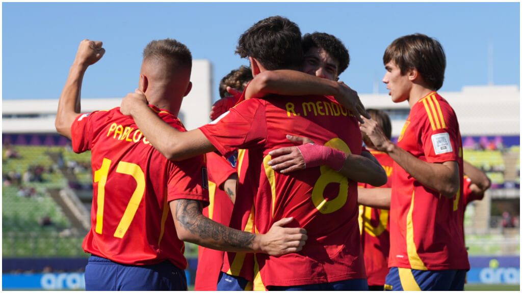 La España sub 20 celebra el pase a cuartos. (EFE)