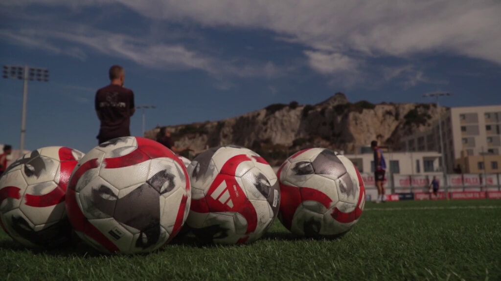  Los balones oficiales con los que entrena y juega en el equipo de Juanjo Bezares, el Lincoln