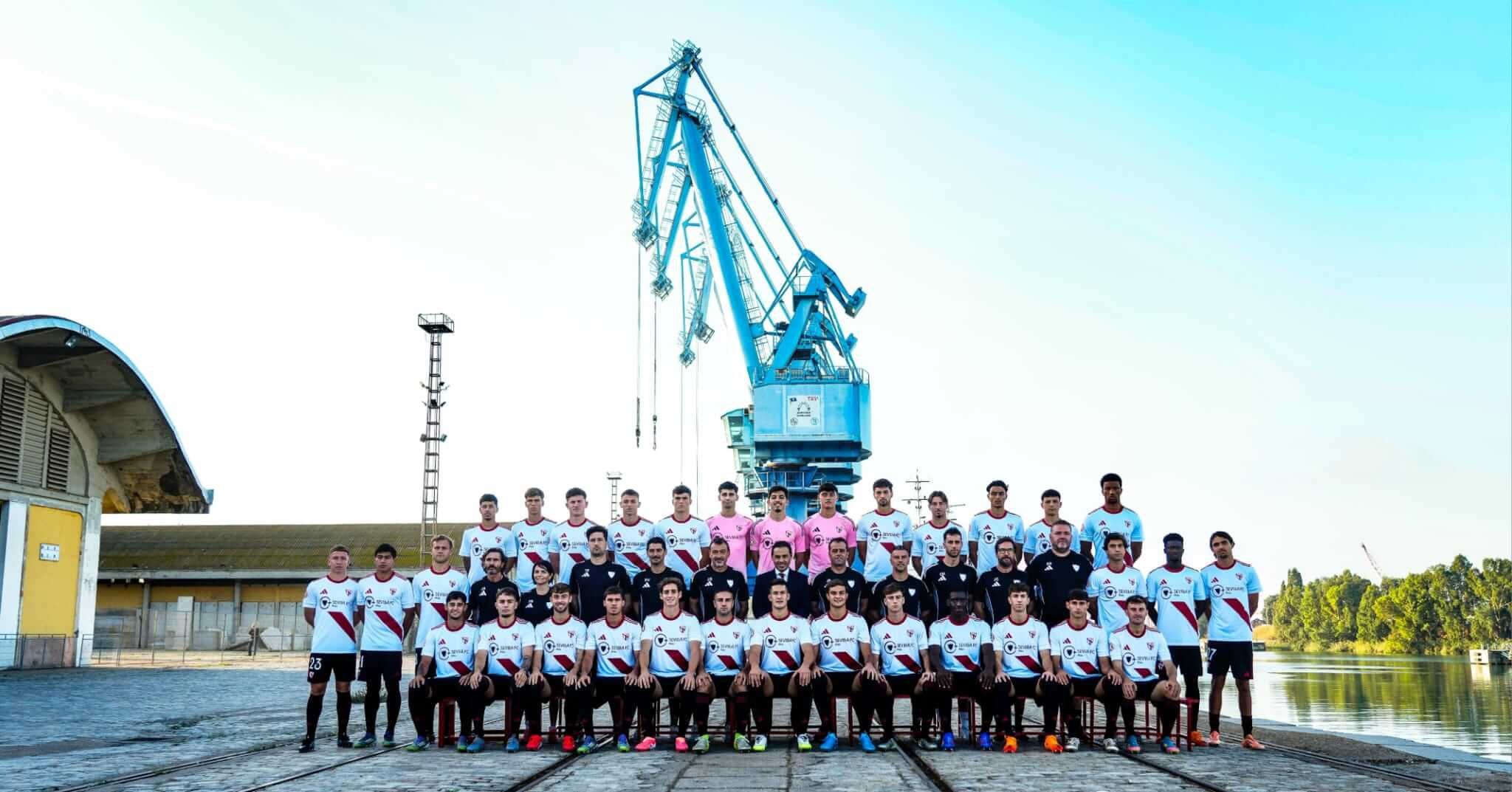 Foto oficial del Sevilla Atlético para la temporada 2025/26.