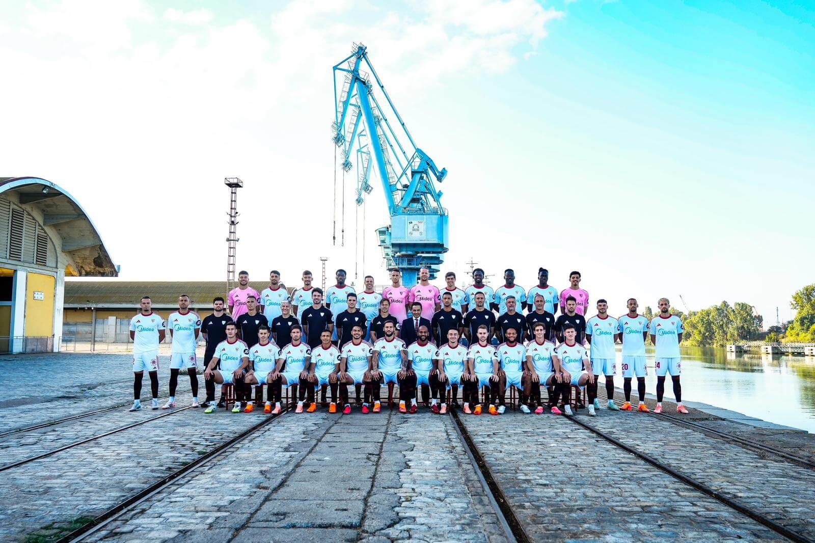 Foto oficial del Sevilla FC para la temporada 2025/26.