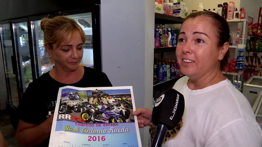  Las vecinas de José Antonio Rueda con su calendario (ElDesmarque)