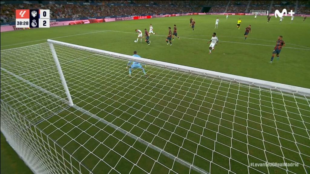 El ángulo por donde matió Franco Mastantuono su primer gol con el Madrid (Movistar)