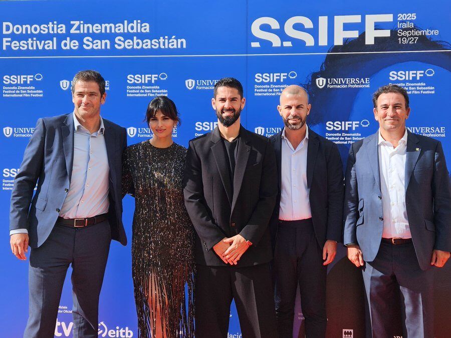 Dirigentes del Betis, junto a Isco y Sara Sálamo en San Sebastián.