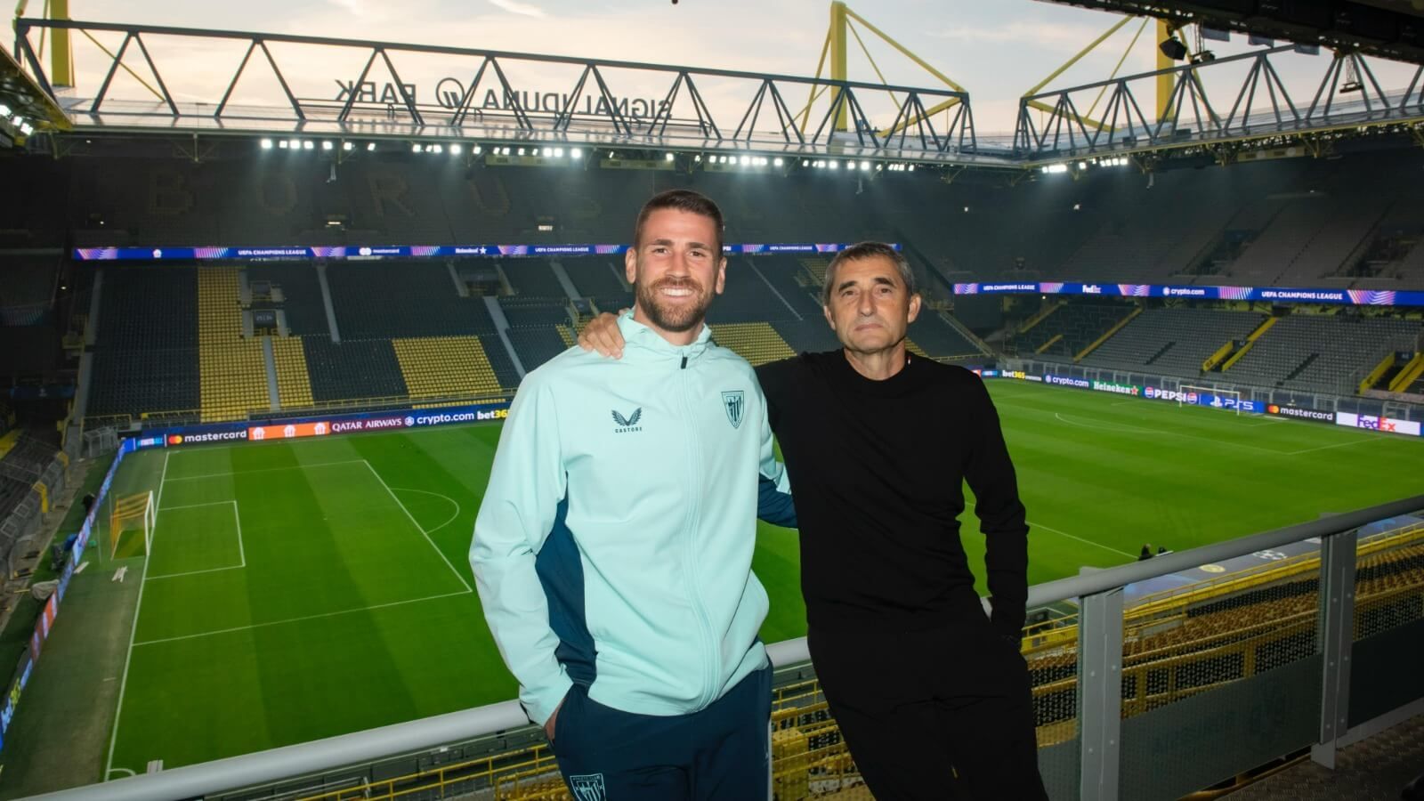 Unai Simón y Valverde posan en el estadio del Dortmund.