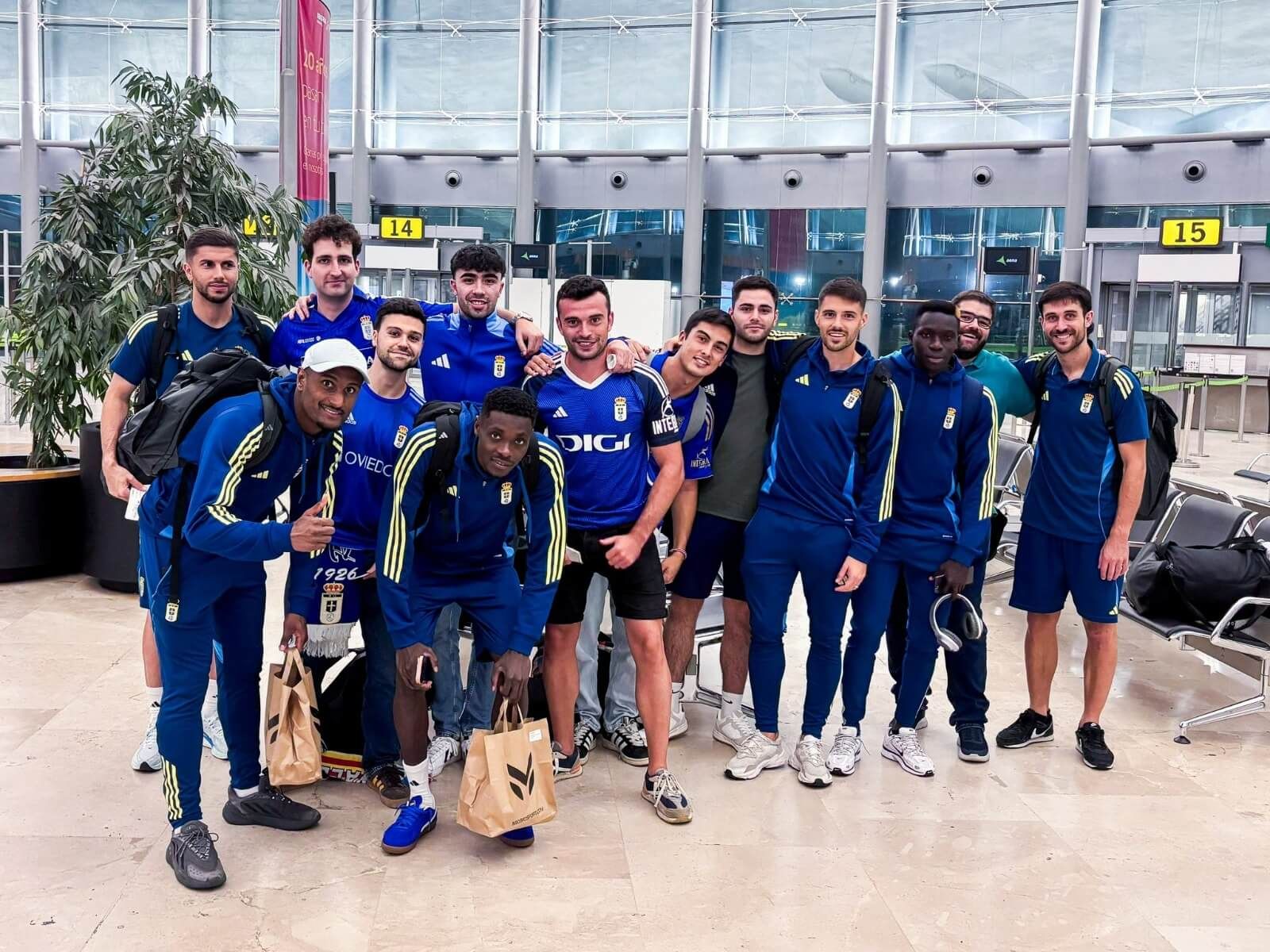  Grupo de aficionados azules con el primer equipo.