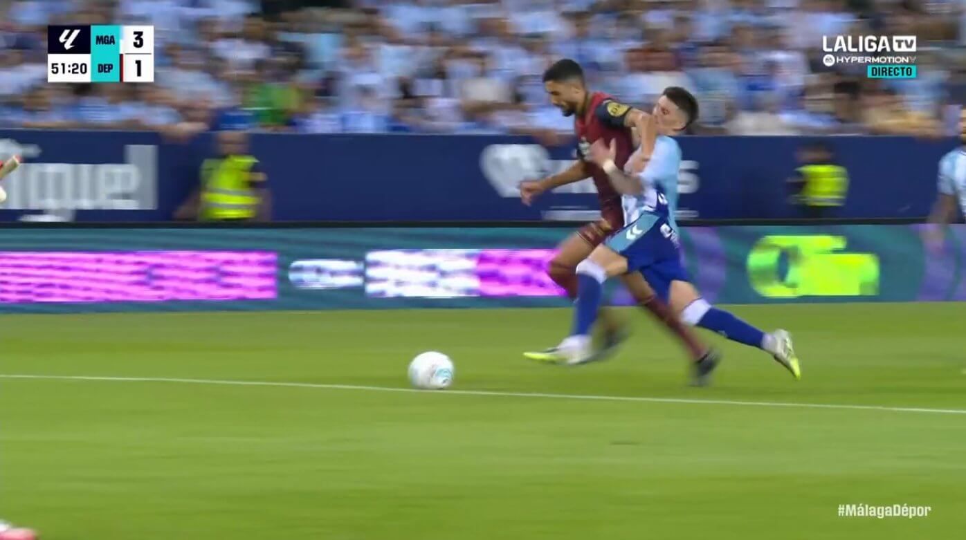 Falta del gol anulado a Zakaria en el Málaga - Dépor (Imagen: LALIGA TV HYPERMOTION).