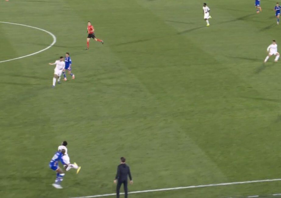  La acción con Vinicius que encadena la roja a Nyom. (Movistar)