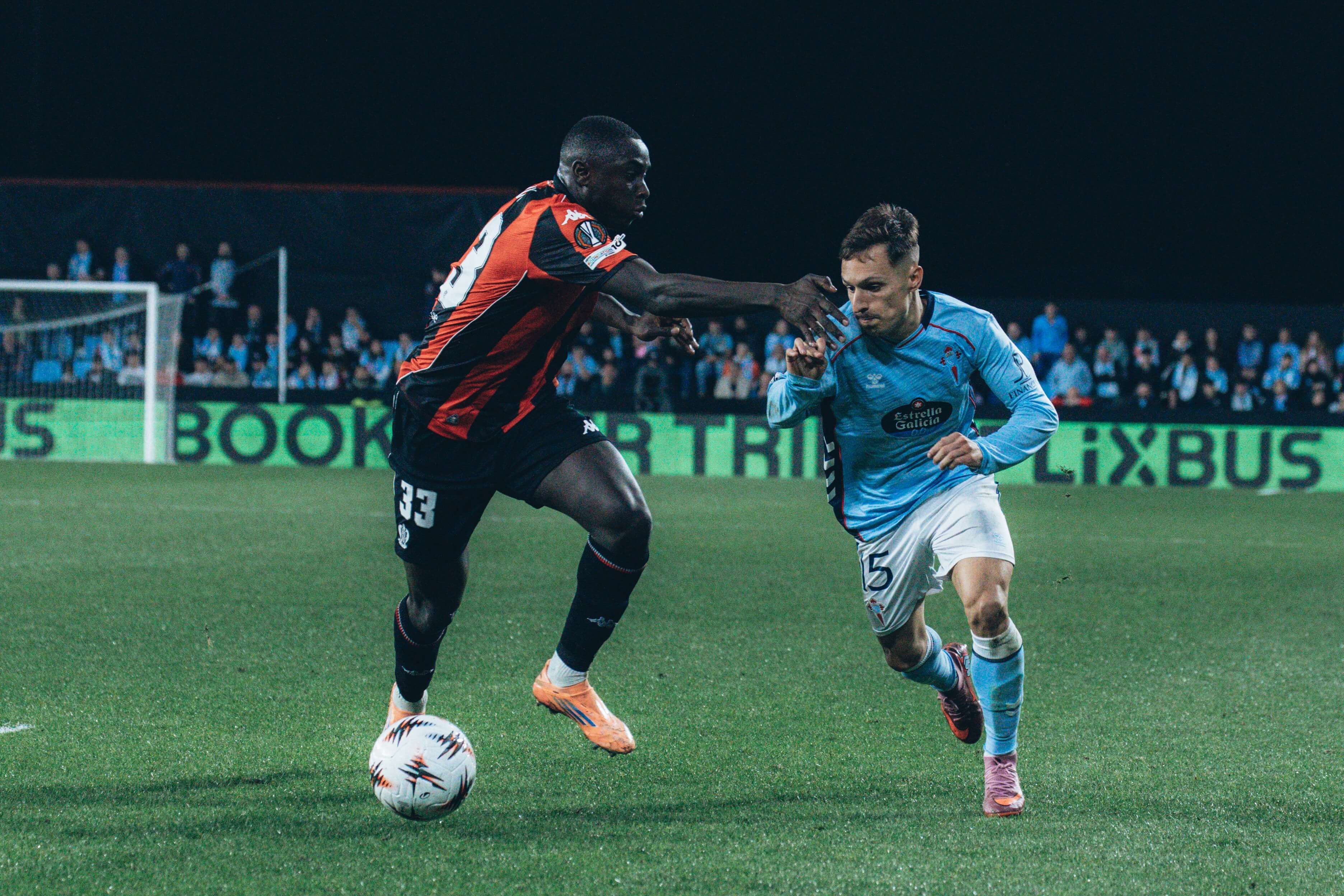  Bryan Zaragoza ante Mendy en el Celta-Niza.