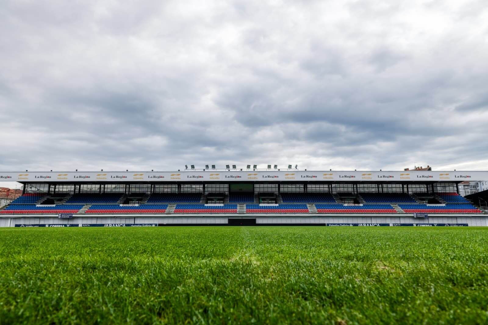 O Couto engalanado para la visita copera del Oviedo.