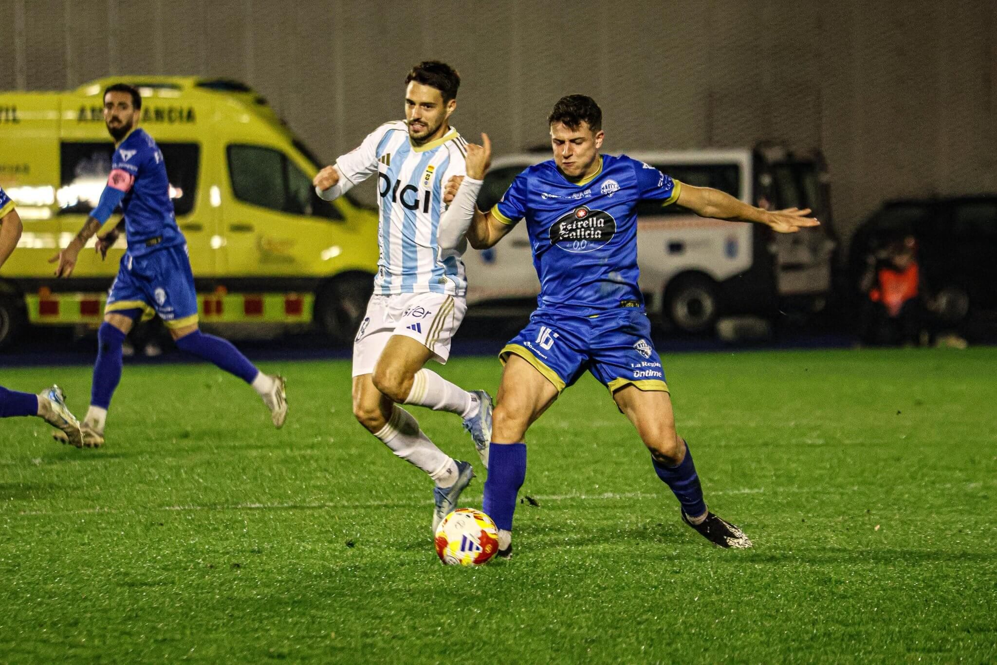 Disputa de balón en O Couto.