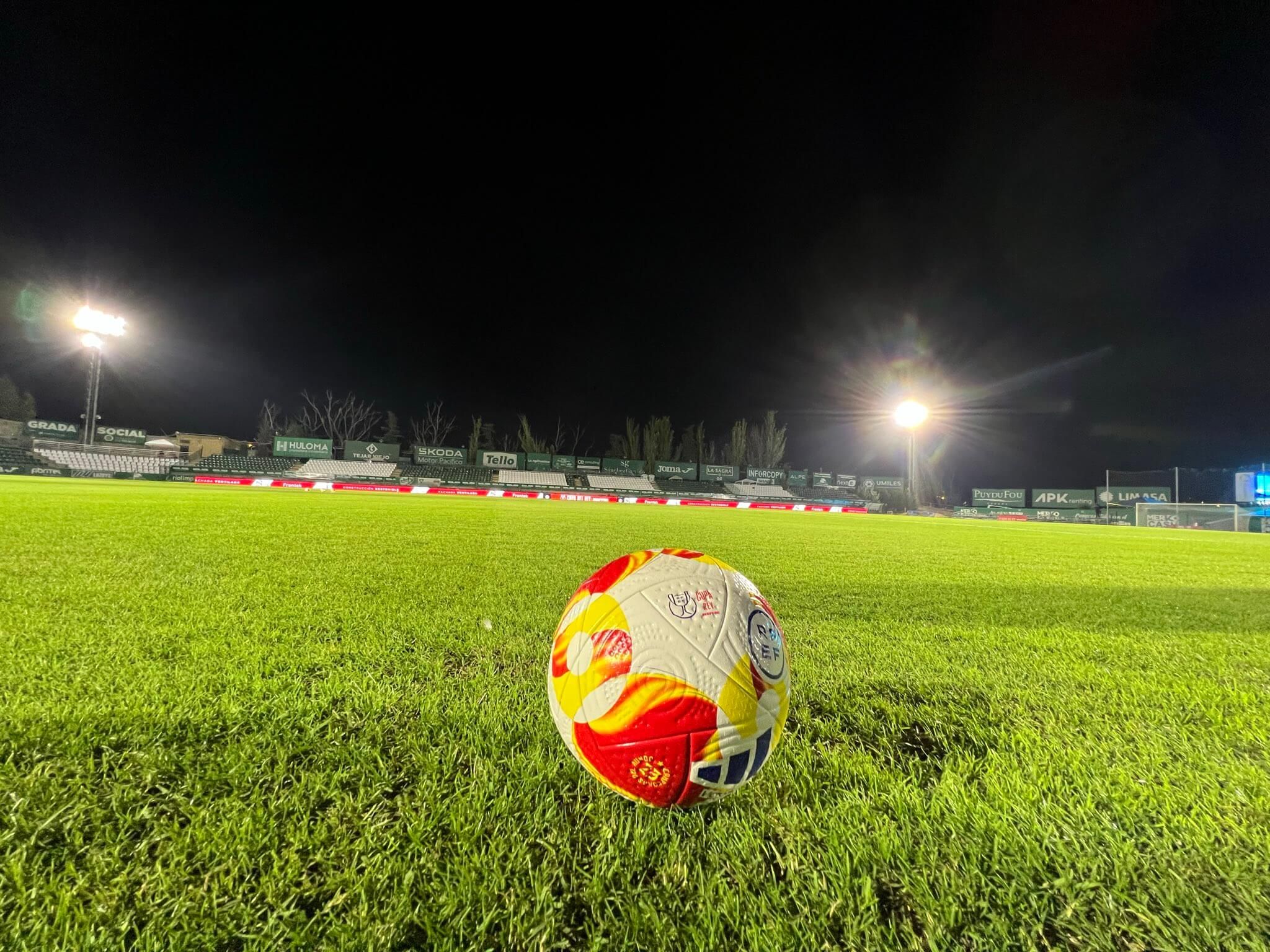 El balón oficial de la Copa del Rey antes del Toledo - Sevilla FC.