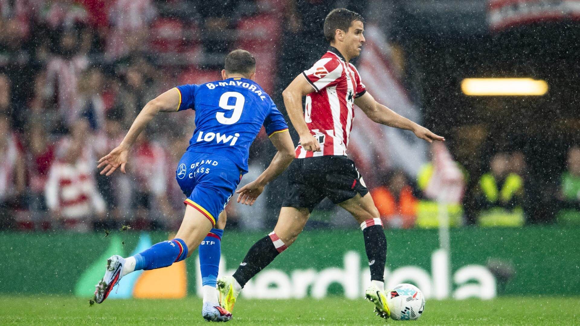  Iñigo Ruiz de Galarreta avanza en el partido perdido ante el Getafe en San Mamés.
