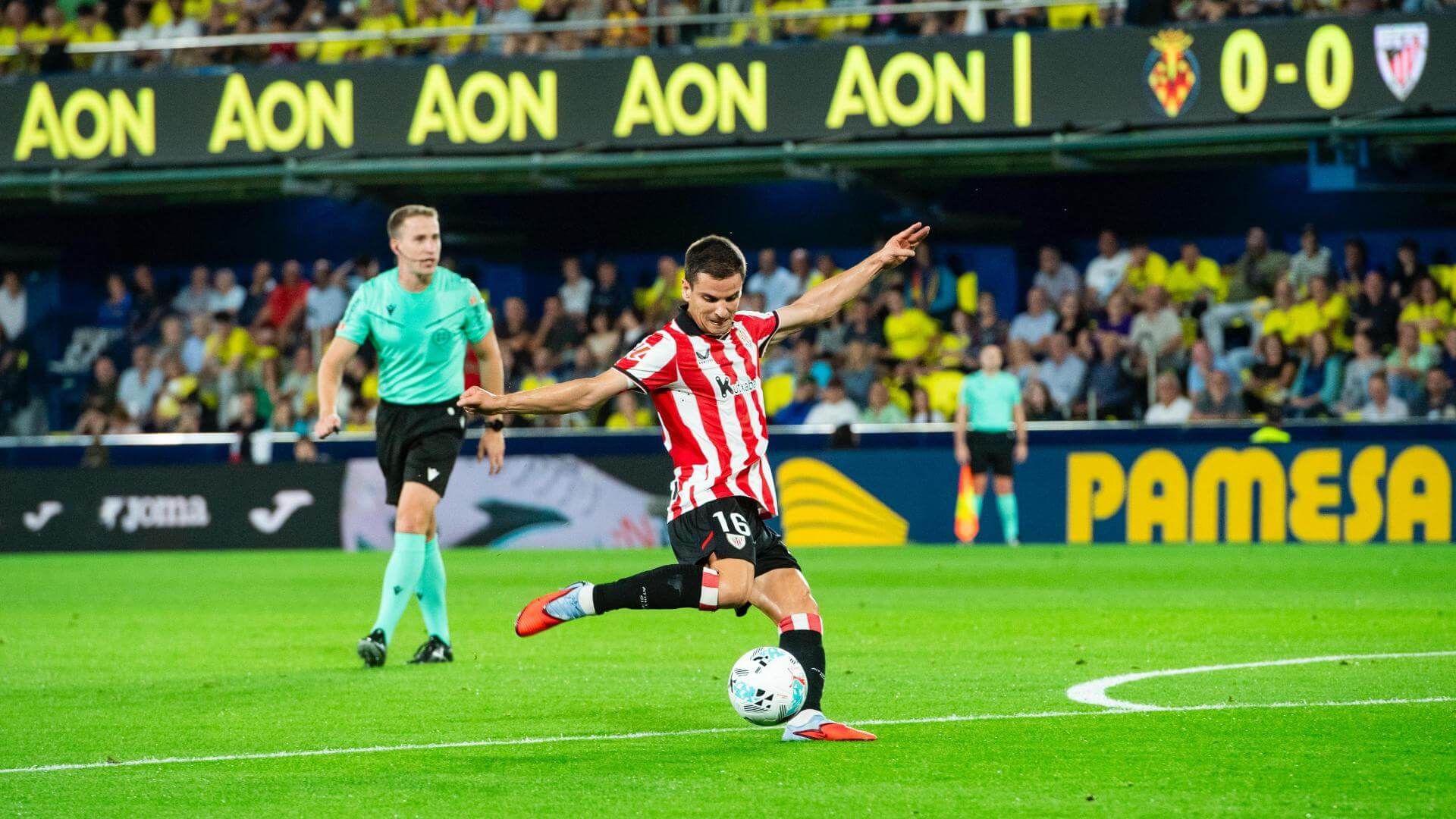  Iñigo Ruiz de Galarreta chuta ante el Villarreal en La Cerámica.
