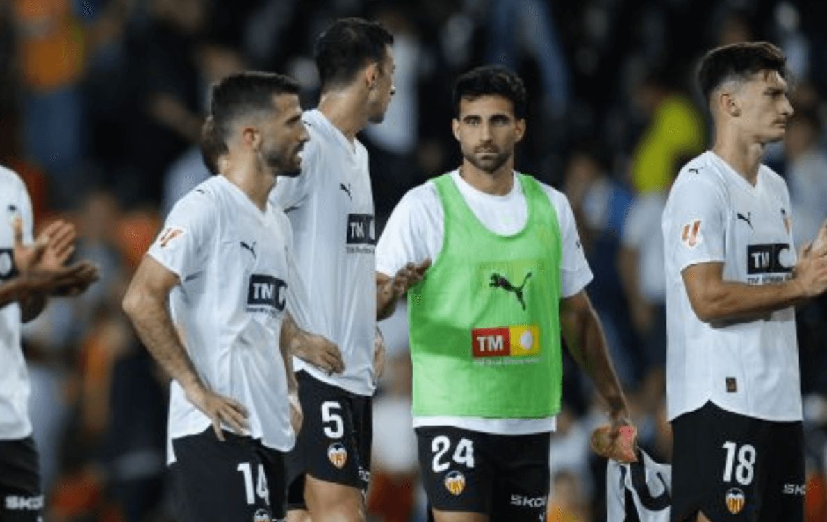  Gayà, abatido, ante el Oviedo