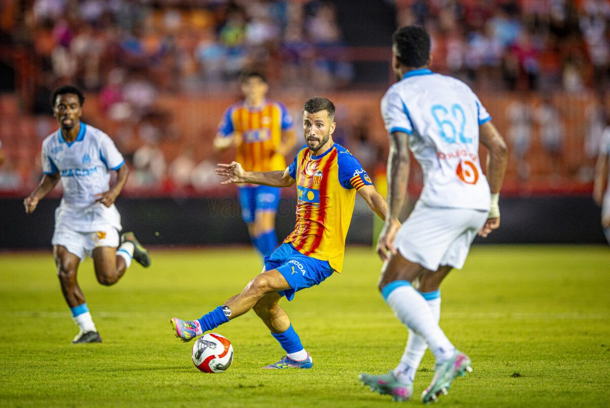  Gayà con el brazalete de capitán y la camiseta de la Senyera