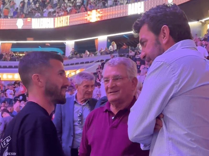  Gayà le explica a Arturo Valls su punto de vista