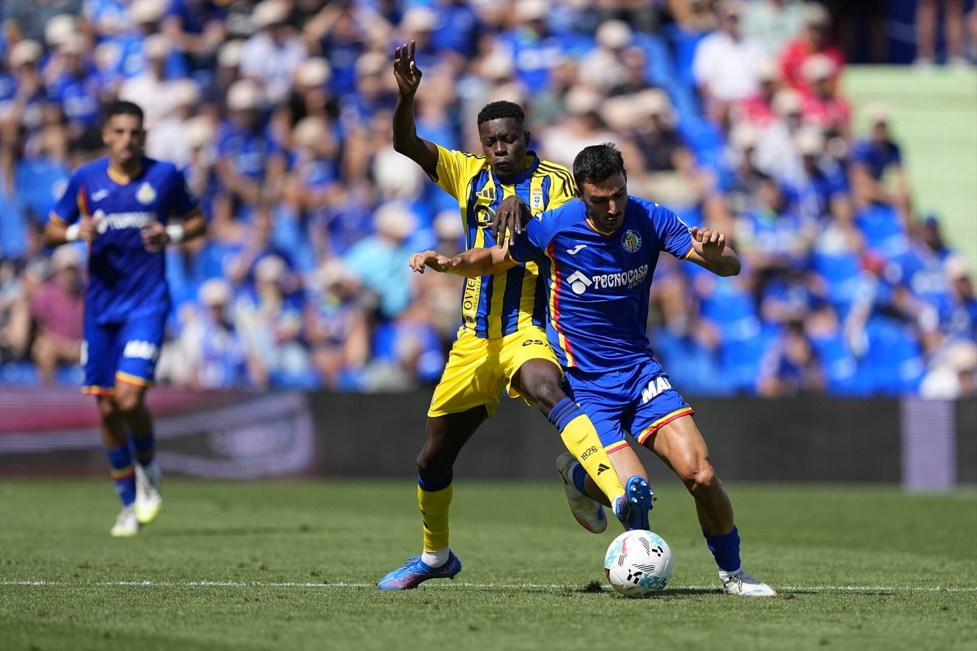  Rahim y Juan Iglesias pelean un balón en el Getafe-Real Oviedo.