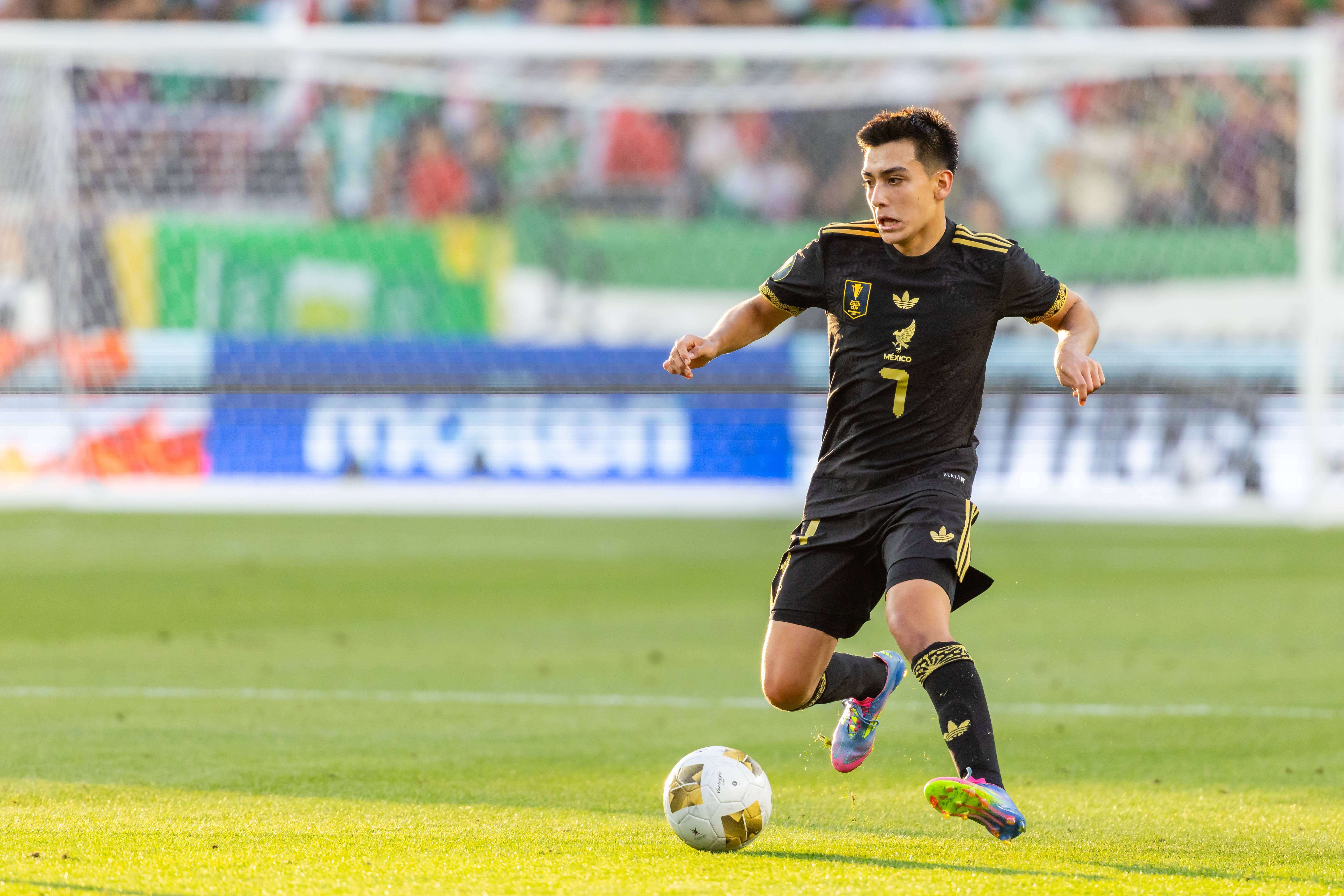  Gilberto Mora en un partido con la selección mexicana