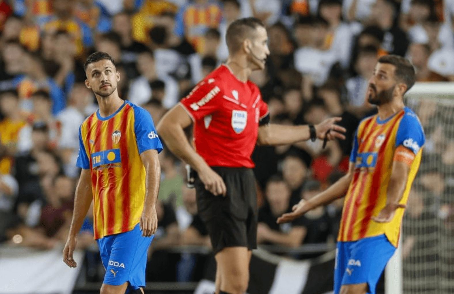  Gol y penallti. Protesta Gayà, capitán del Valencia CF