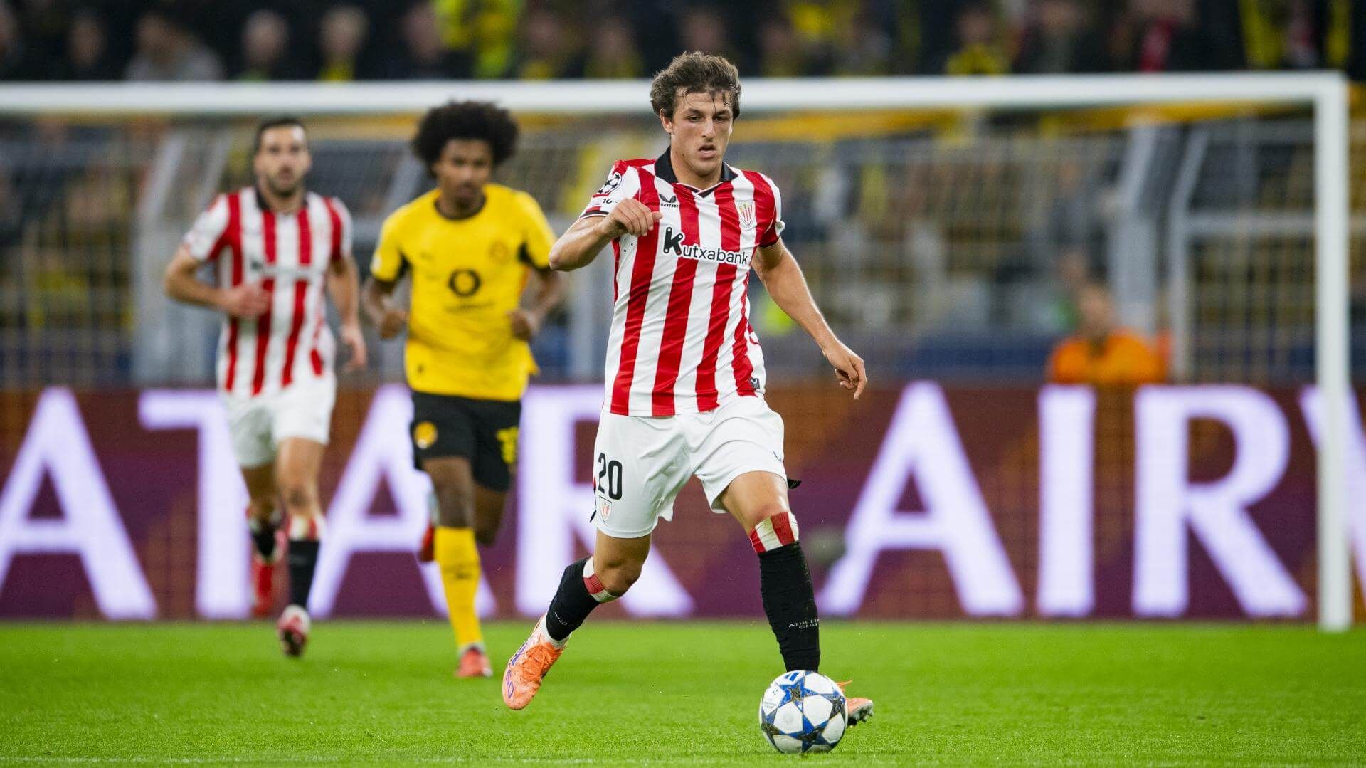  Unai Gómez la lleva lucha en el duelo ante el Borussia de Dortmund en la Champions League.