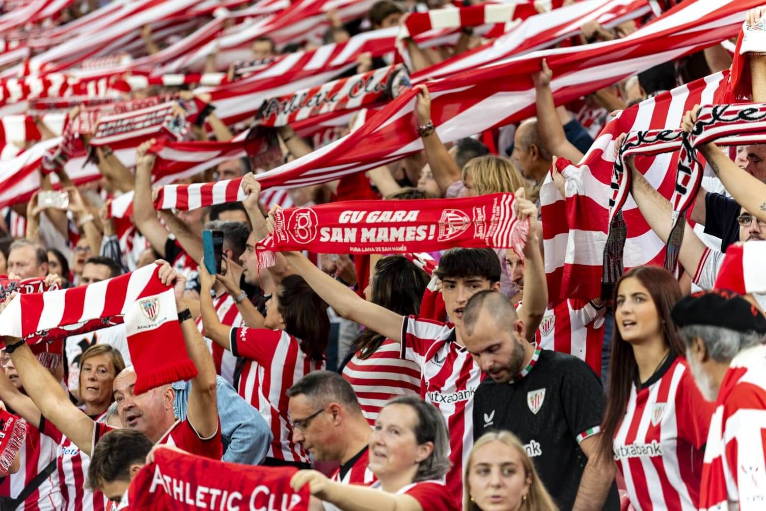 La grada a tope con el Athletic Club ante el Qarabag FK en el partido de la UEFA Champions League.