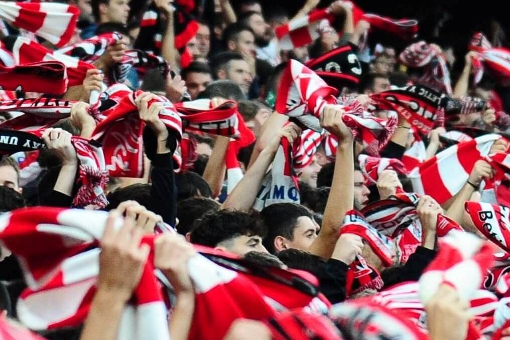  La grada rojiblanca anima a tope en un partido de LALIGA en San Mamés; hoy juega en Bilbao el RCD Mallorca.