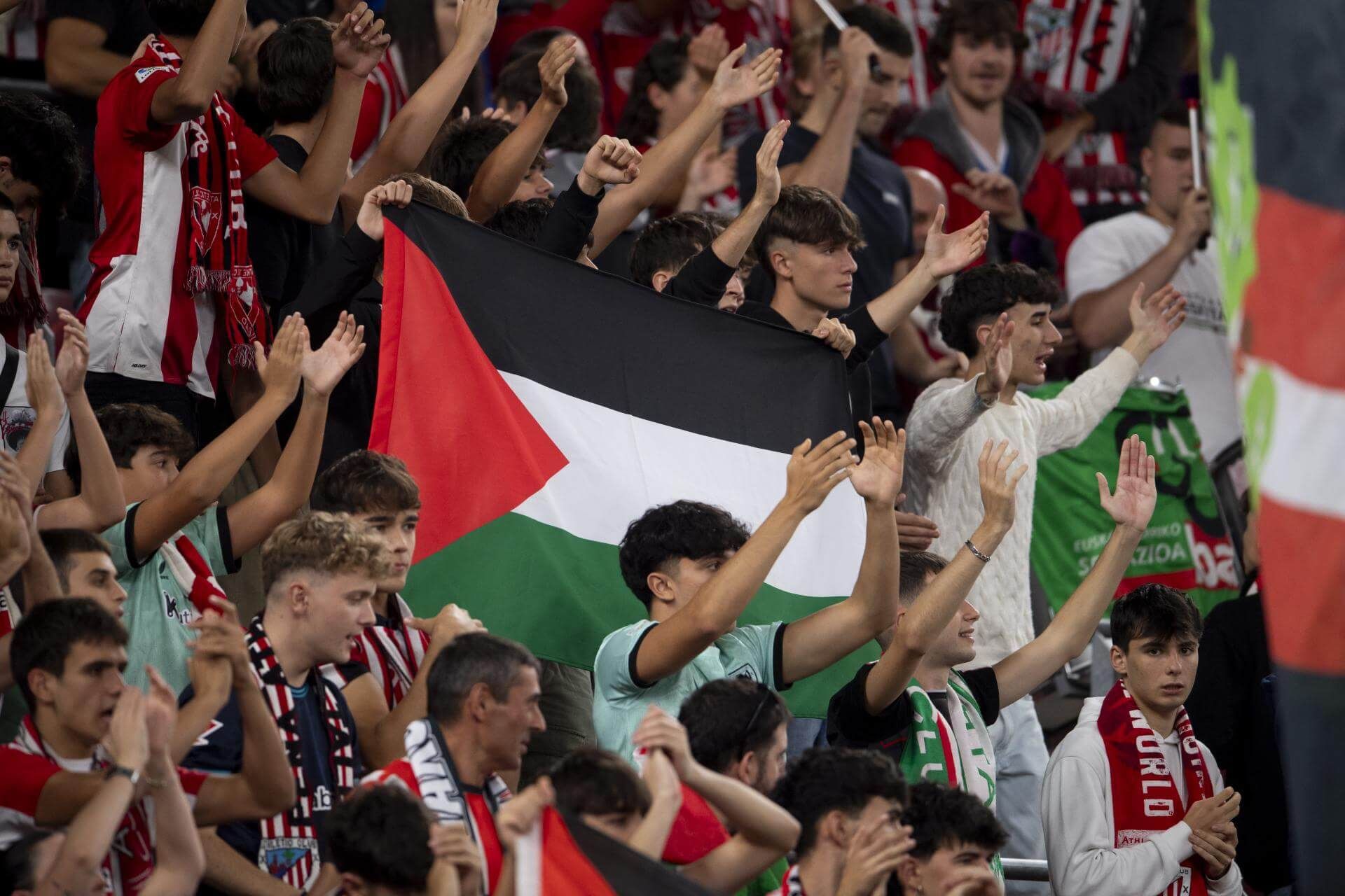  La grada de San Mamés muestra con banderas su apoyo a Palestina.