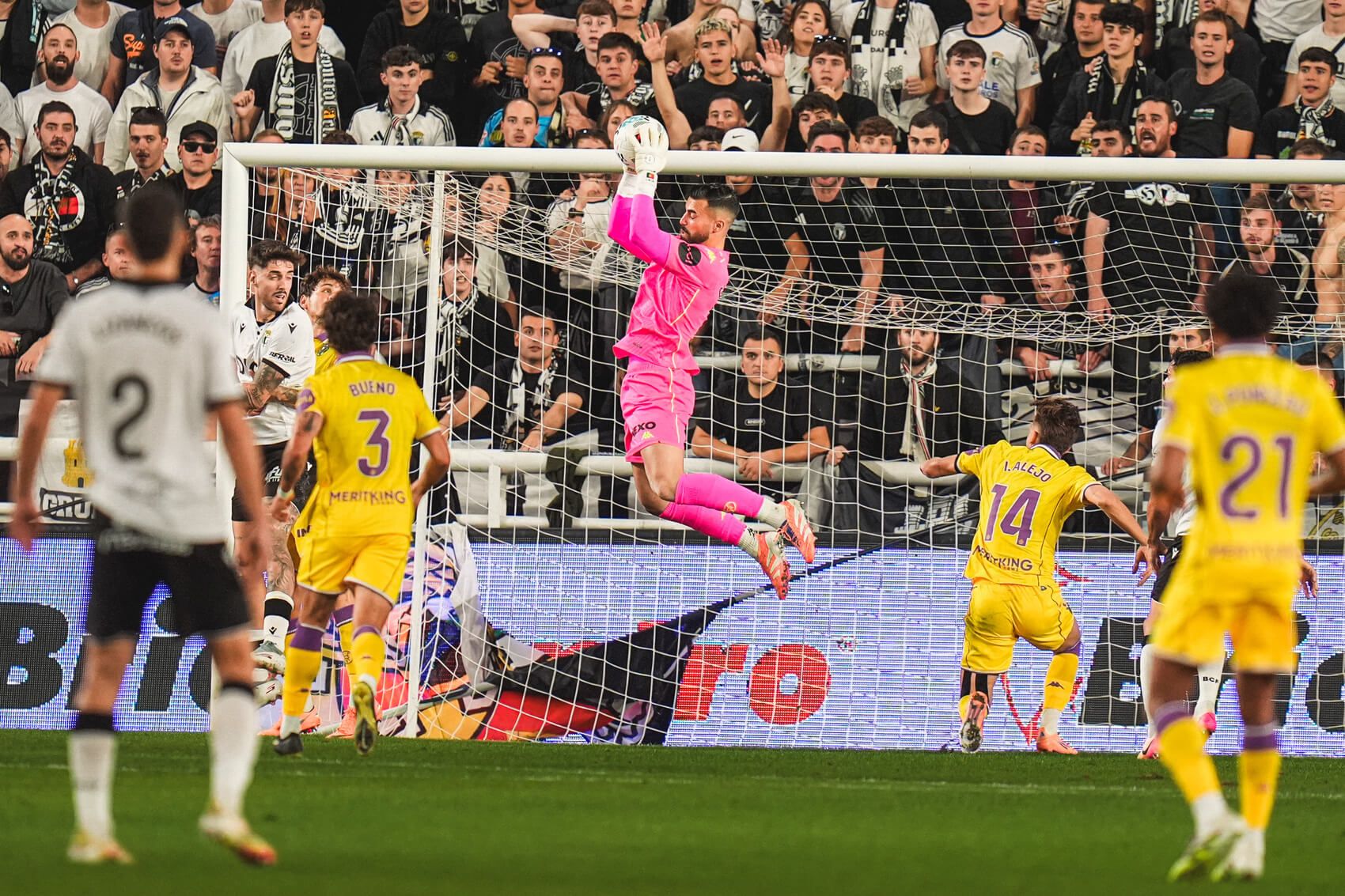 Guilherme bloca la pelota ante el Burgos.