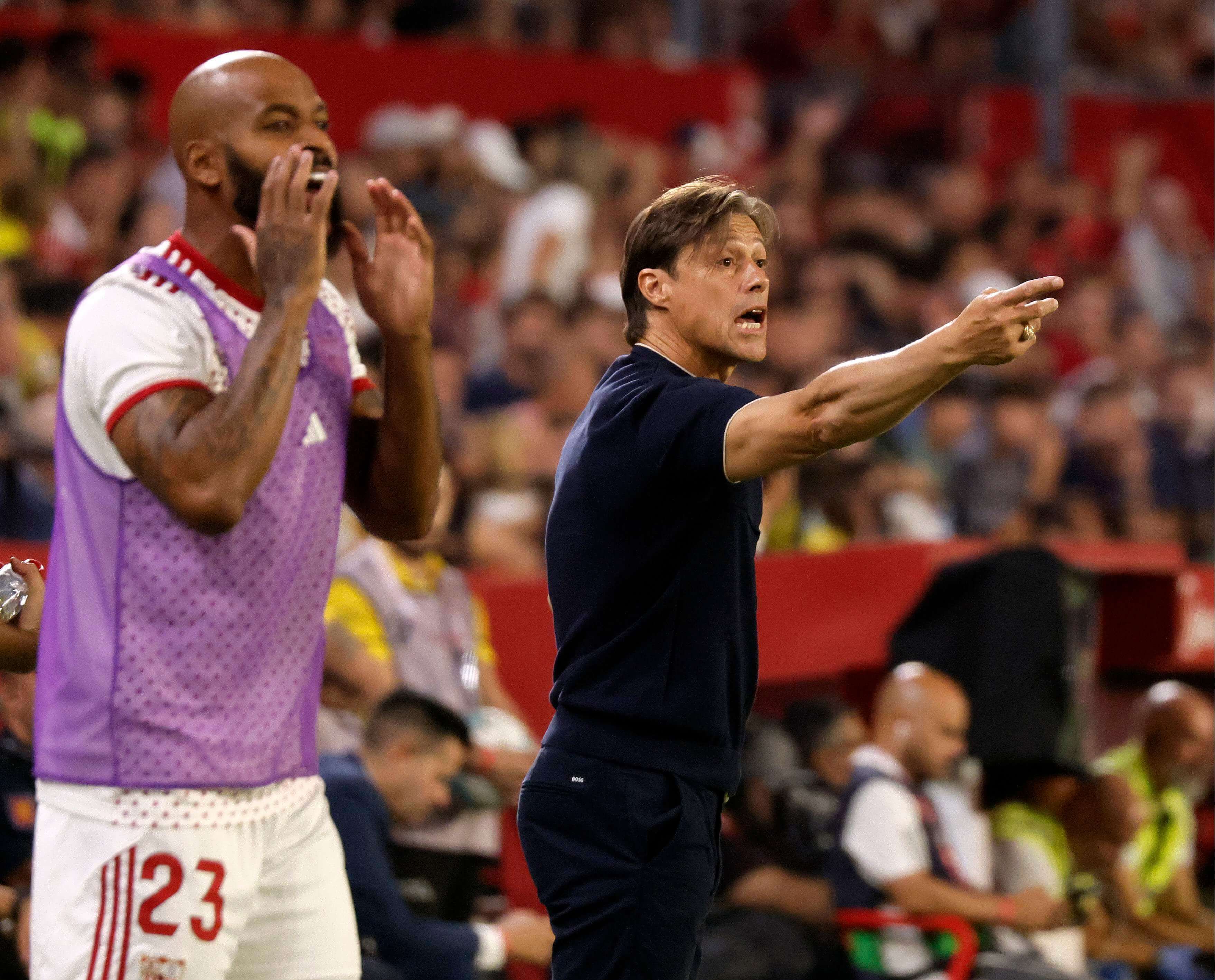  Matías Almeyda, con Marcao a su lado.