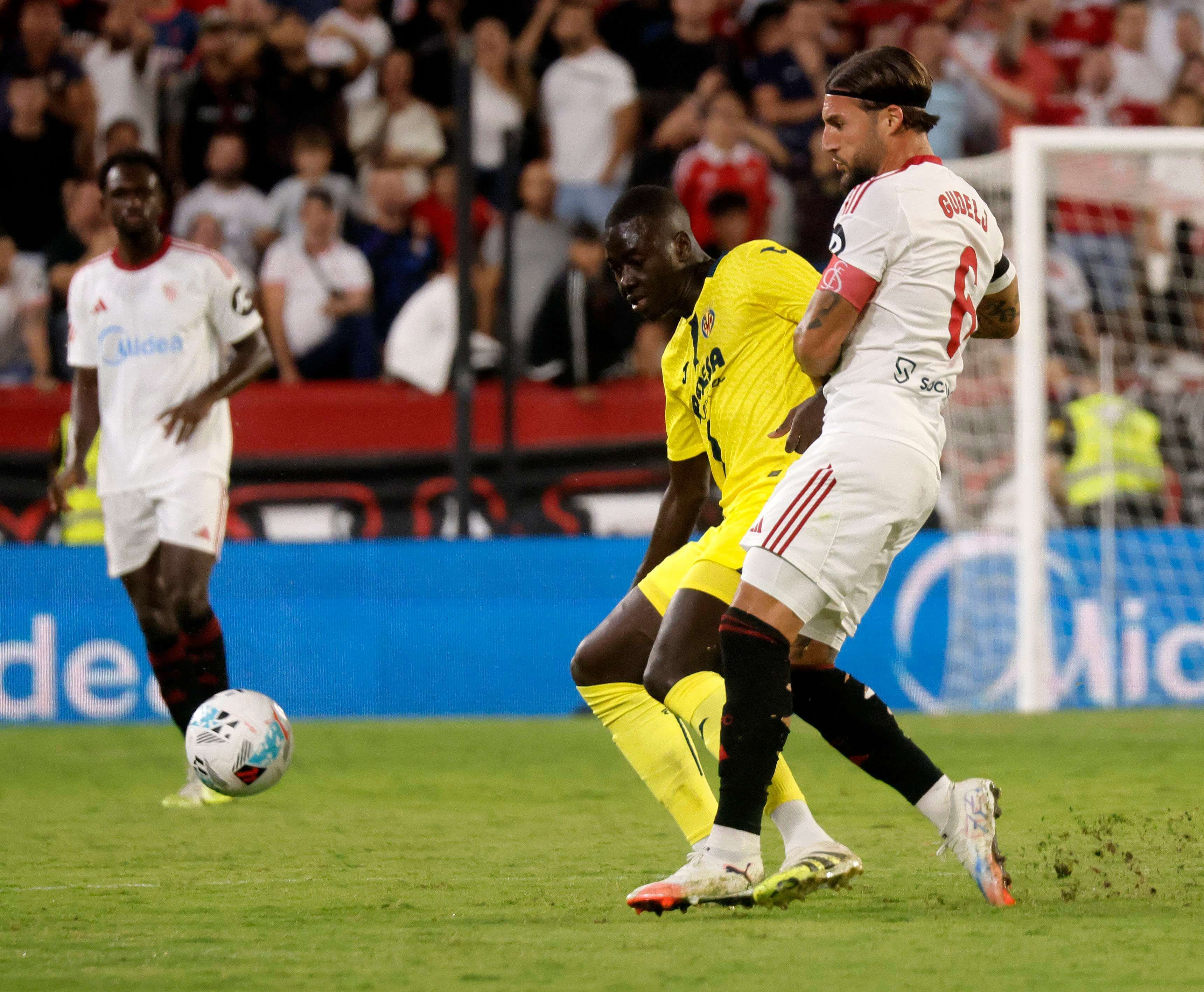  Nemanja Gudelj, ante el Villarreal.