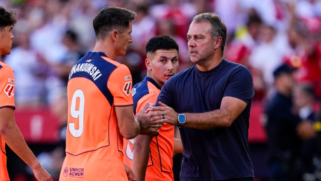 Hansi Flick y Lewandowski se saludan tras el Sevilla-Barça (Europa Press)