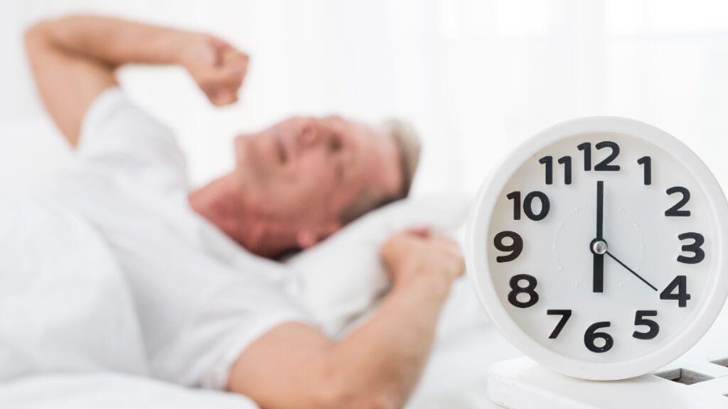  Hombre despertándose a las seis de la mañana