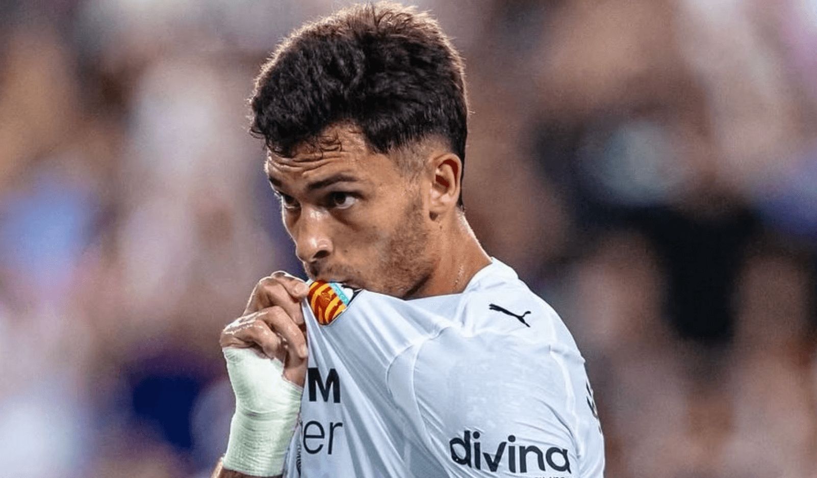 Hugo Duro se besa el escudo