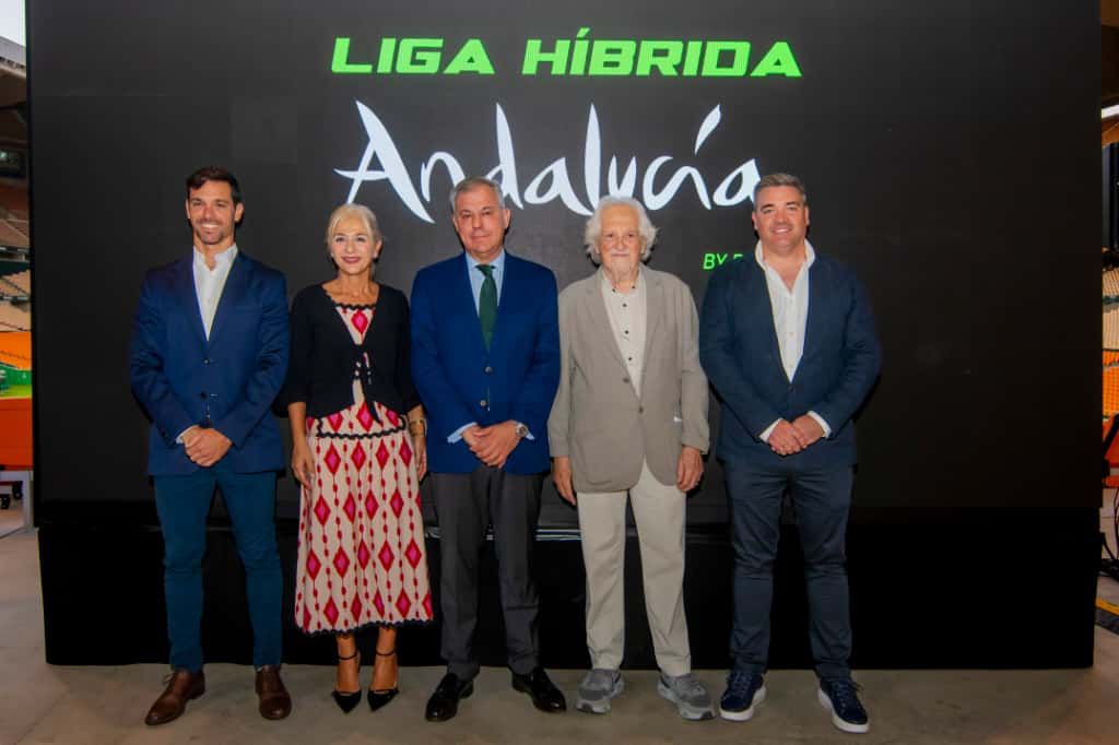  Patricia del Pozo y otras autoridades en la presentación de La Liga Híbrida.