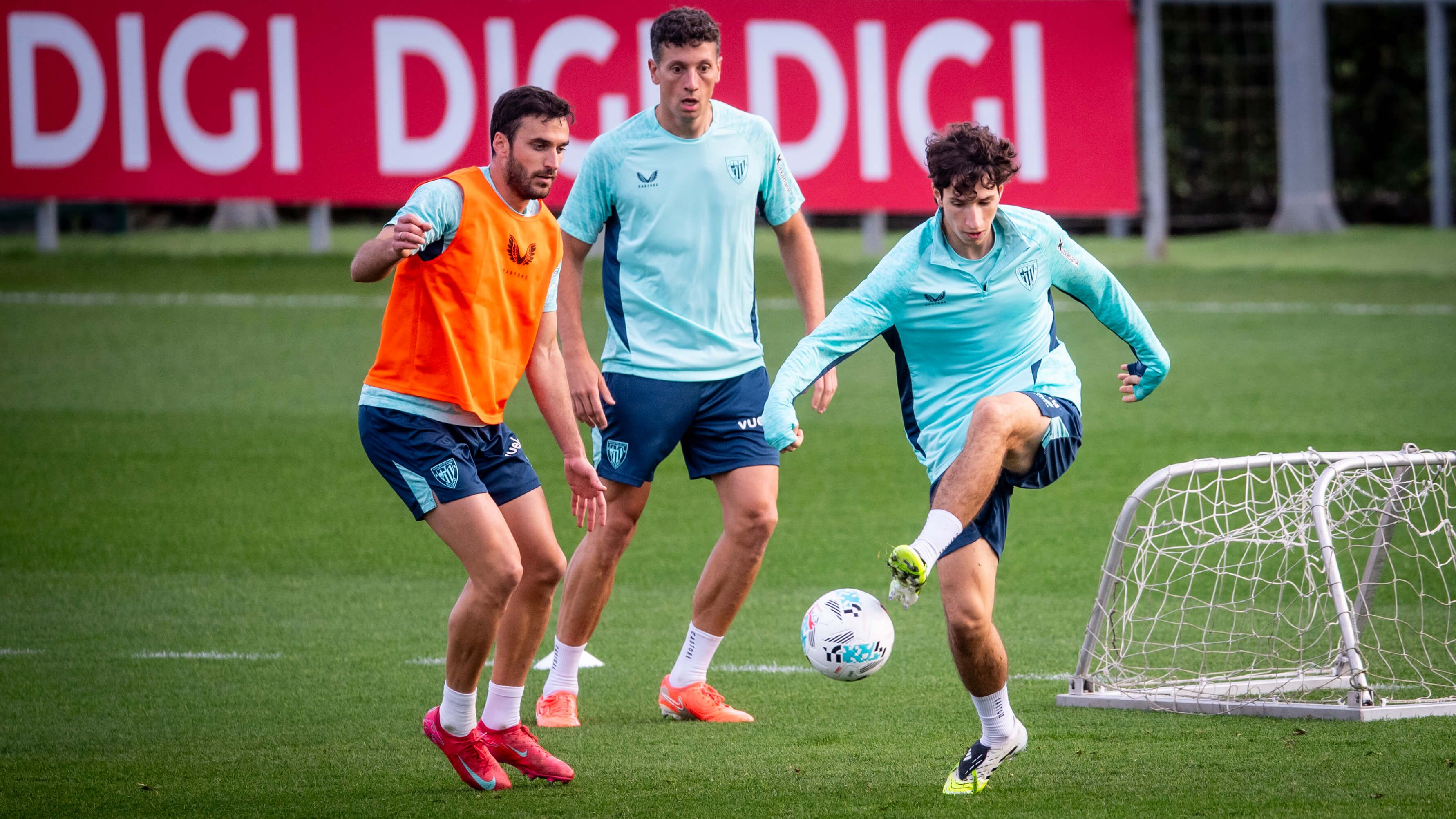  El cachorro Ibon Sánchez la toca en el entrenamiento del primer equipo en Lezama.