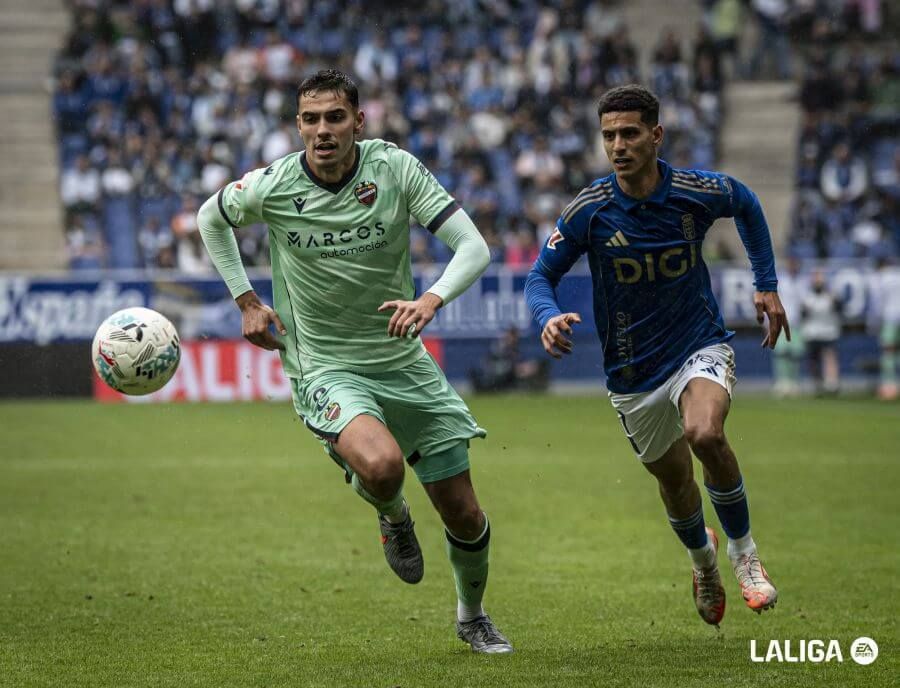  Ilyas Chaira, durante el Real Oviedo - Levante.