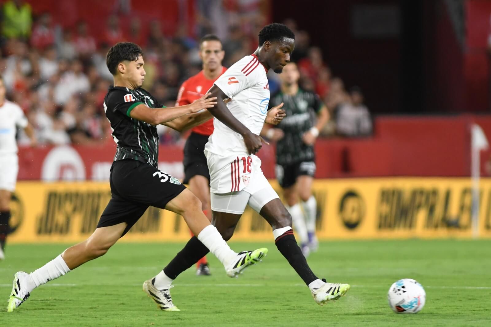 Lucién Agoumé, ante el Elche (Foto: Kiko Hurtado).
