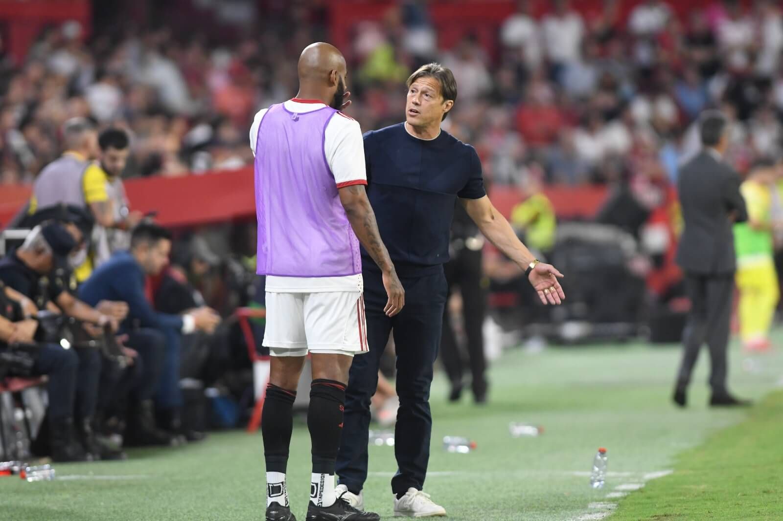  Marcao y Matías Almeyda, dialogando tras la lesión de Tanguy Nianzou.