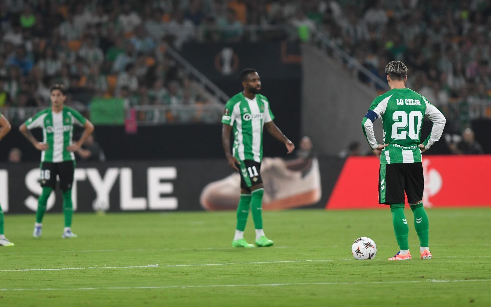 Lo Celso, lamentando un gol del Forest.