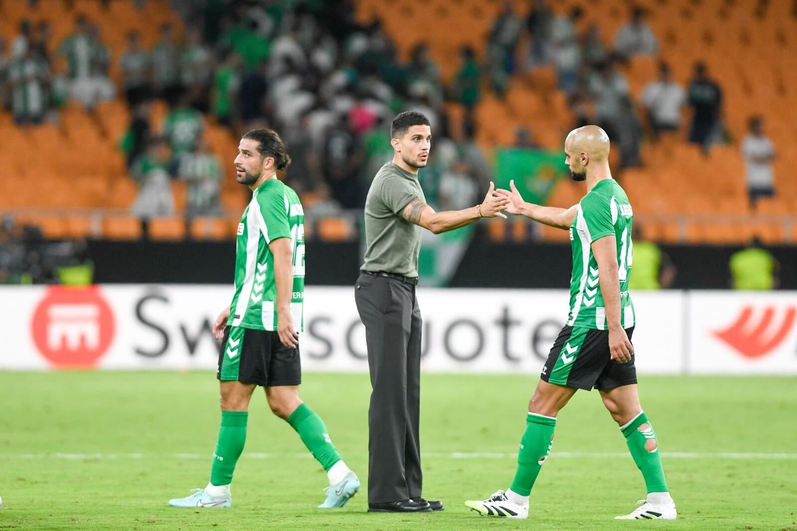 Marc Bartra, saludando a Amrabat tras el Betis - Forest.