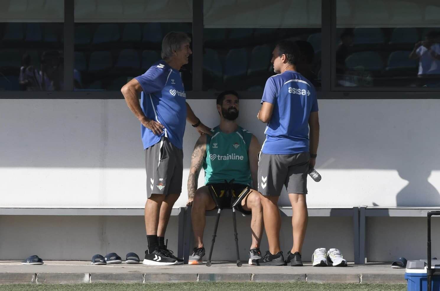  Manuel Pellegrini e Isco Alarcón, charlando en la sesión del miércoles.