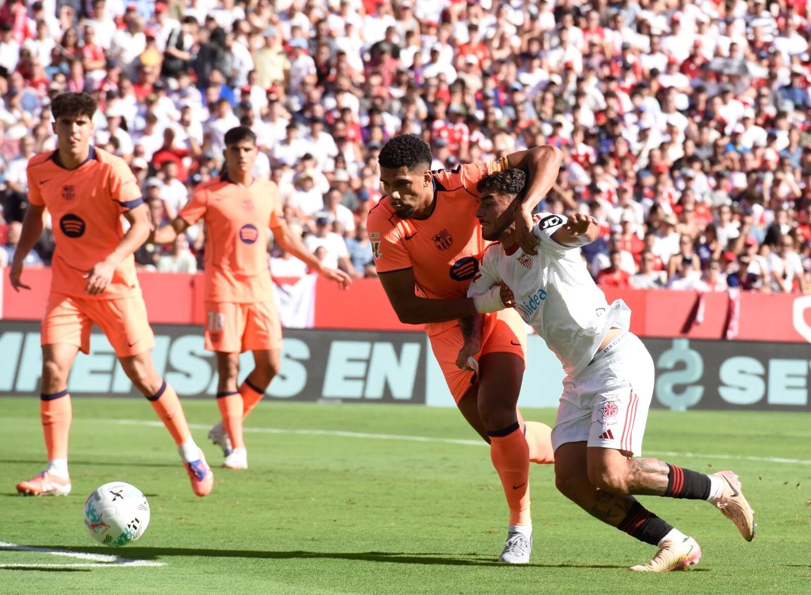  Imagen del penalti de Araujo a Isaac Romero.